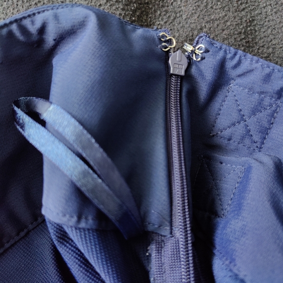 Izod ladies capris | size 2 | dark blue 💙 | weather resistant Golf ⛳ pants - Picture 7 of 14